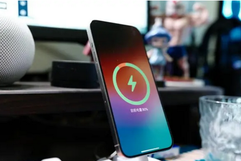 石碣镇苹果15换屏服务分享用什么充电器给iPhone15充电更好 
